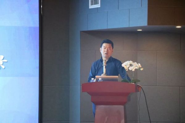 丞银租赁总经理蒲帆汽车金融领域资深人士穆海龙先生在研讨会上也给